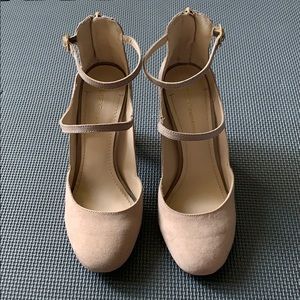 Suede neutral pumps